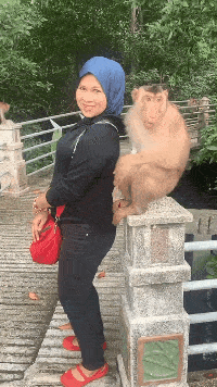 郑凯前女友程晓玥穿紧身裤直播，私处若隐若现，明星也开始擦边