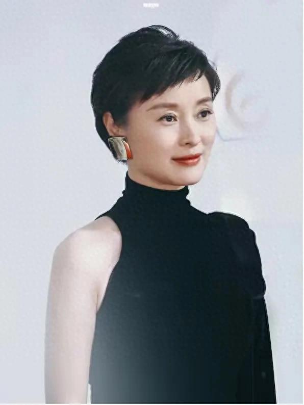 曾经的央视最美主持,却在拍戏时怀孕,今孩子已16岁生父依然成谜