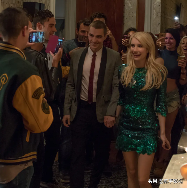 美女主播为得到丰厚奖金,无下限当众掀裙子,在试衣间直播