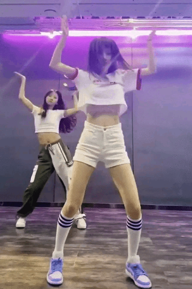 38岁李小璐抖胸视频曝光,逼疯粉丝:贾乃亮还是没等到那一天