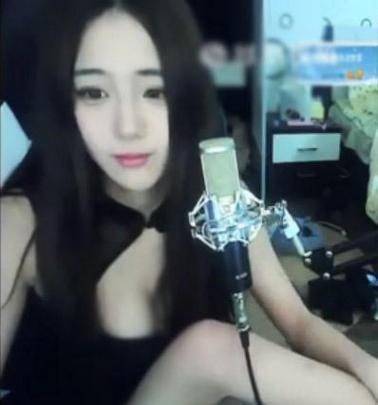 女主播直播游戏,网友称好大胆!