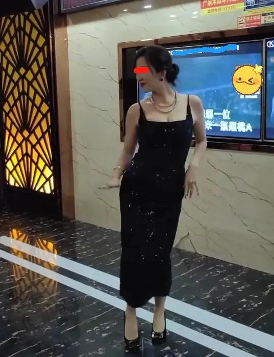 女子穿吊带裙参加聚会,在KTV大秀妖娆舞姿,只要丈夫不知道就行