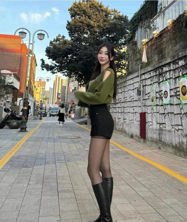 顶级体育女主播!黑丝短裙大长腿!这谁不迷糊啊!