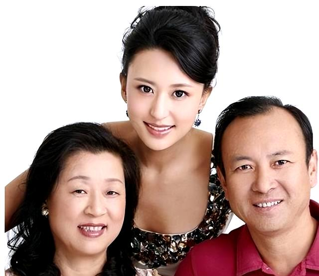 央视女主播婚姻谣言四起,四任丈夫与嫁富豪传闻真相如何