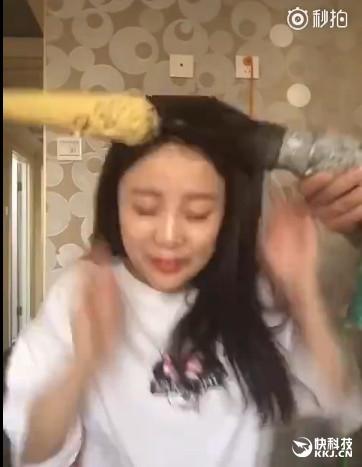 美女电钻啃玉米变秃顶去看医生:真悲剧了