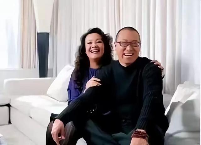 麻六记直播间人气爆棚，张兰日本行程引发热议