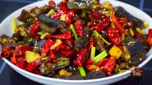 黄鳝的女主播花椒号(黄鳝别只会煲粥吃了，教你做香辣可口的麻辣鳝鱼，又香又辣又过瘾)