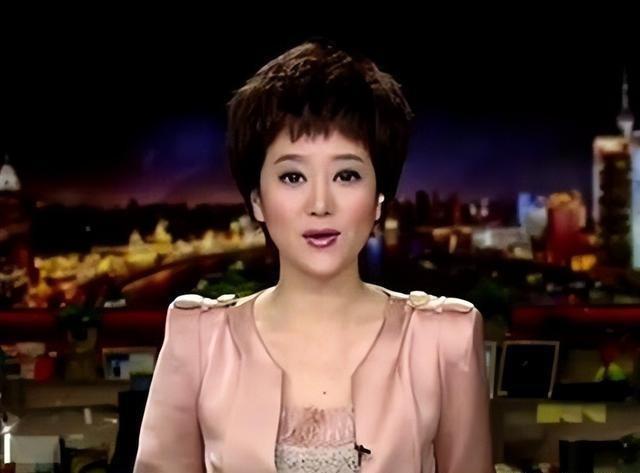 东方卫视四大美女主持,直播中爱穿高跟、黑丝袜