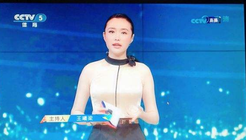 央视主播王曦梁，长腿颜值高3次主持《豪门盛宴》，工作21年0失误