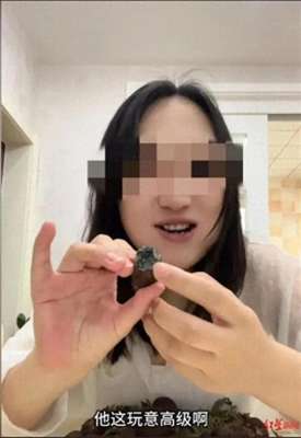 生吃女主播(直播生吃见手青？网友怒了她，已被禁言)