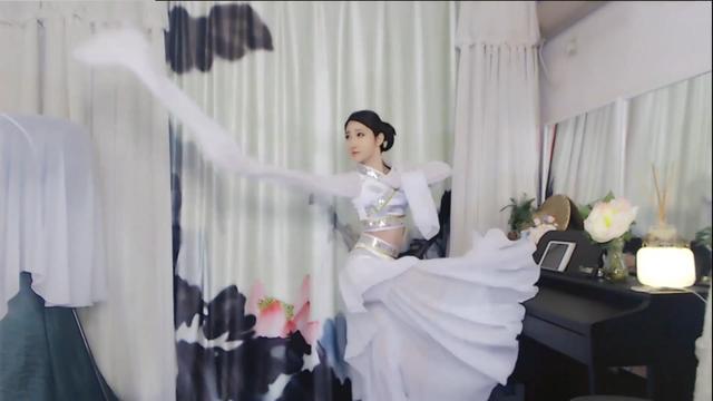 郭mini：旗袍与水袖，你偏爱哪一种？