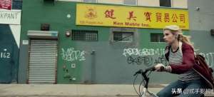 女主播直播单手解内衣(美女主播为得到丰厚奖金，无下限当众掀裙子，在试衣间直播)