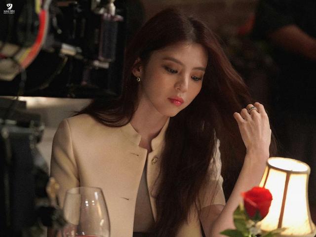 韩素希晒出“唇钉”，透露穿唇过程，令网友担心，演员这样合适吗