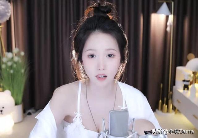 女主播换衣服忘关摄像头被封，粉丝都看完了，复播后只敢穿长袖