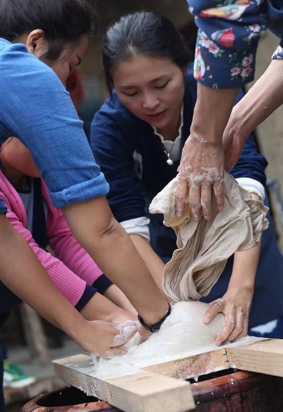 不当名人当村姑,39岁带三个娃隐居乡间,她如今现状如何?