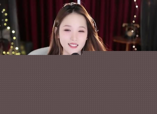 女主播换衣服忘关摄像头被封，粉丝都看完了，复播后只敢穿长袖