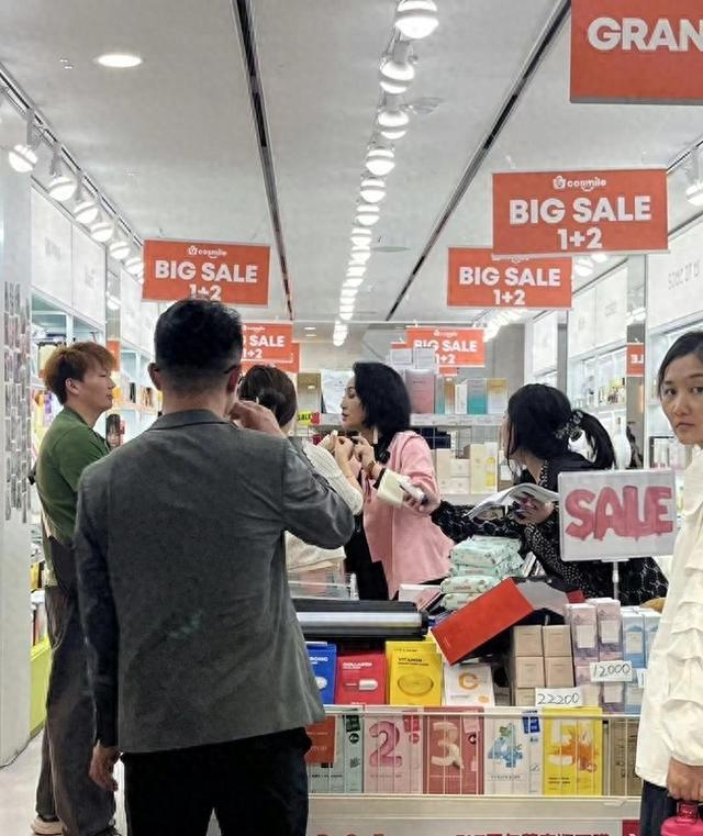 曹颖近况惹热议!在韩国夜市小店卖货,浓妆艳抹,网友傻眼认不出