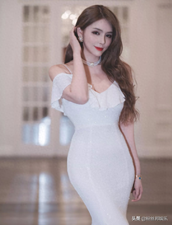 张琪格晒三亚露背照，素颜直播化妆脸色“苍白”，粉丝直呼不认识