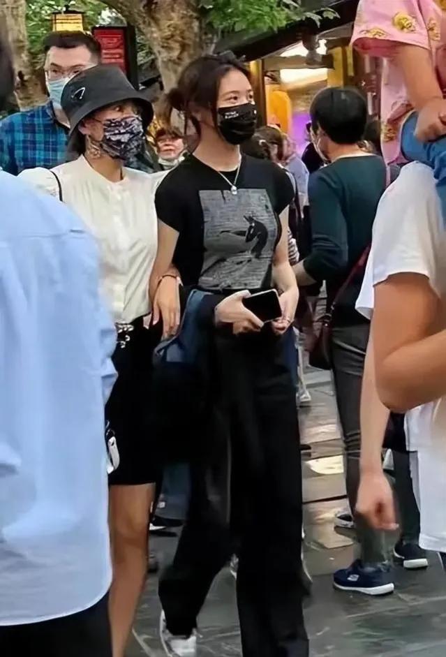 汪峰两个女儿不一般，小苹果高挑小梨涡，章子怡的醒醒都这么尴尬