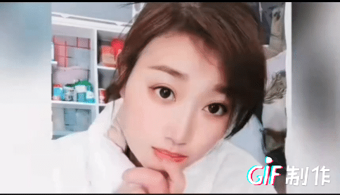 笑死人，看看直播关美颜后，女主播的表情变化，小撒直夸自己帅呆