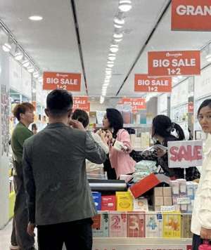 夜市女主播(曹颖近况惹热议在韩国夜市小店卖货，浓妆艳抹，网友傻眼认不出)