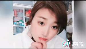 女主播的搞笑视频(笑死人，看看直播关美颜后，女主播的表情变化，小撒直夸自己帅呆)