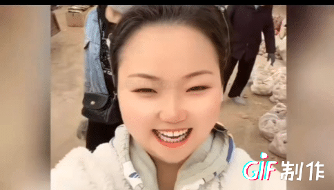 笑死人，看看直播关美颜后，女主播的表情变化，小撒直夸自己帅呆