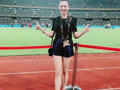 央视主播王曦梁，长腿颜值高3次主持《豪门盛宴》，工作21年0失误