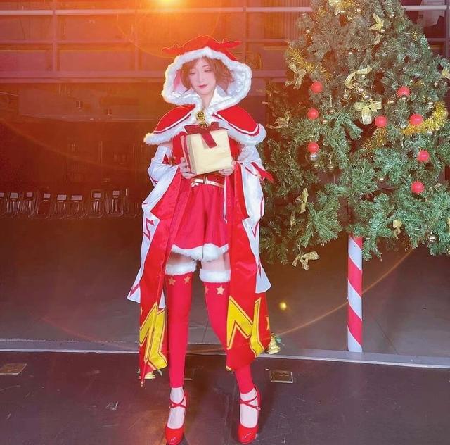 解说琪琪COS貂蝉,黑丝大长腿,身材绝佳,和张天爱气质不同