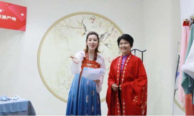 一夜爆卖4500万!李佳琦“变装”,投资人追捧,又一百亿新市场