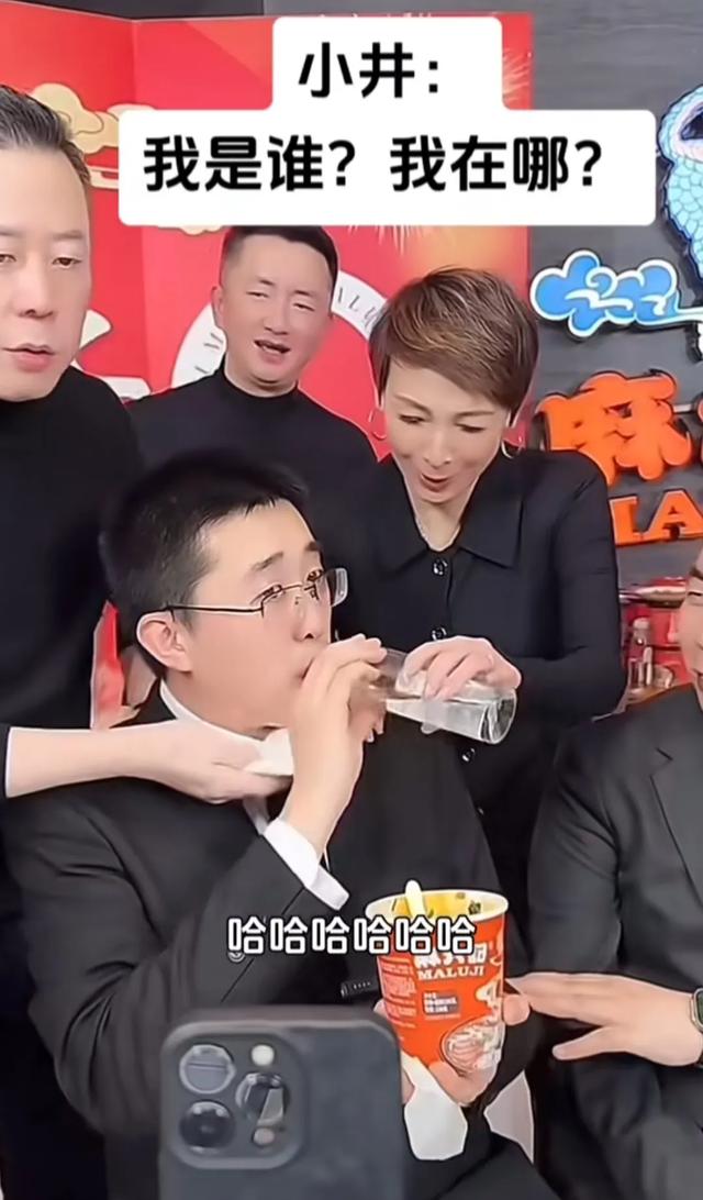 济南麻六记小井牛了,被高管们贴身服务擦汗喂水又扇风