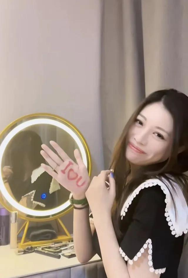 汪峰两个女儿不一般，小苹果高挑小梨涡，章子怡的醒醒都这么尴尬