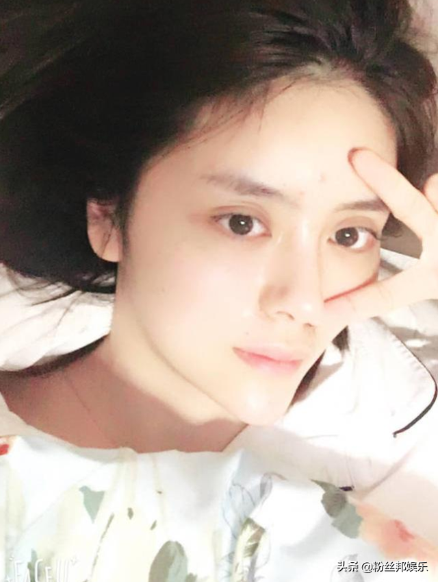 张琪格晒三亚露背照，素颜直播化妆脸色“苍白”，粉丝直呼不认识