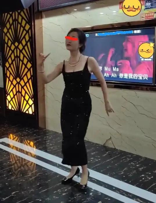 女子穿吊带裙参加聚会,在KTV大秀妖娆舞姿,只要丈夫不知道就行