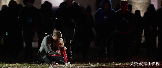 美女主播为得到丰厚奖金,无下限当众掀裙子,在试衣间直播