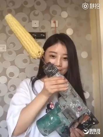 美女电钻啃玉米变秃顶去看医生:真悲剧了
