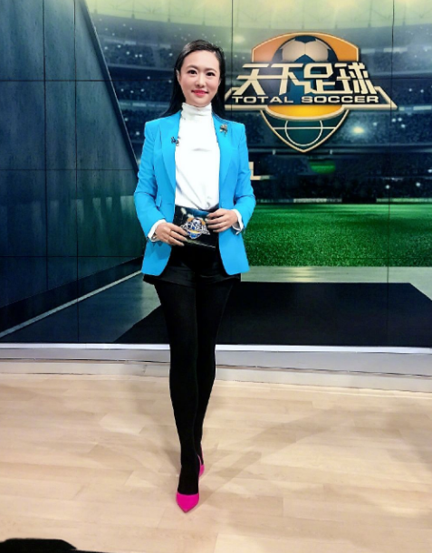 央视主播王曦梁，长腿颜值高3次主持《豪门盛宴》，工作21年0失误