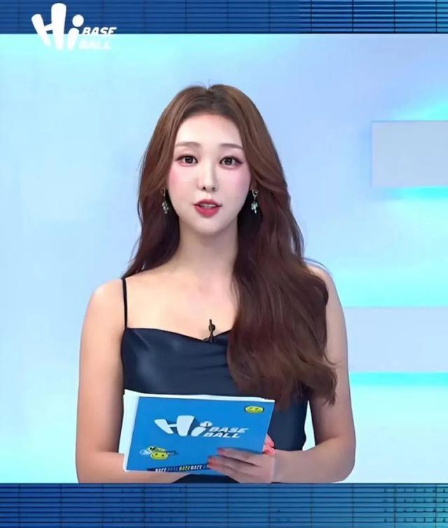 极品美女主持人!黑丝大长腿,太无敌了