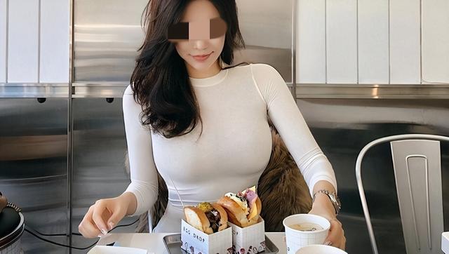 榜一大哥40万一晚约睡女主播，事后觉得吃亏报警，警方：没收嫖资