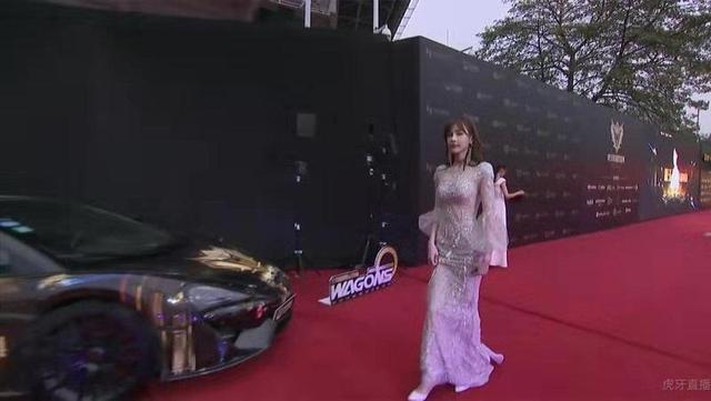 轩子巨2兔查房，发现比古阿扎还猛的女主播，网友：你在自毁前程