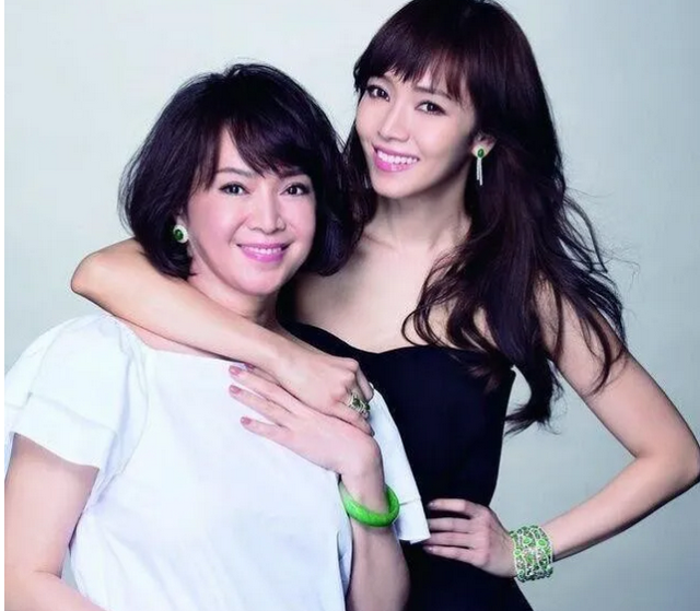 两次偷走闺蜜的老公，做了一辈子情人！侯佩岑妈妈的一生狗血吗？