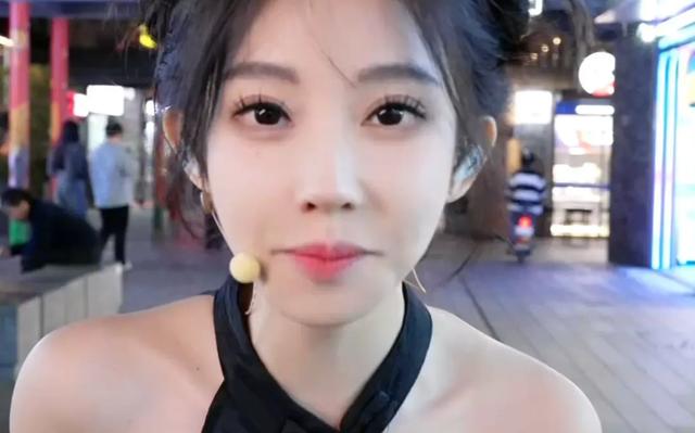 冯提莫尺度越来越大，直播洗头又走光？网友：怎么养的变化这么大