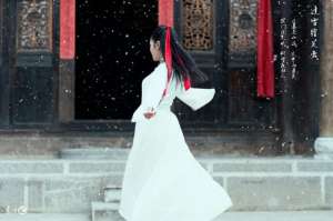 龙珠美女主播娇喘(小说：她急匆匆赶路，丫鬟便对她开玩笑，她听到后，两人拌起了嘴)