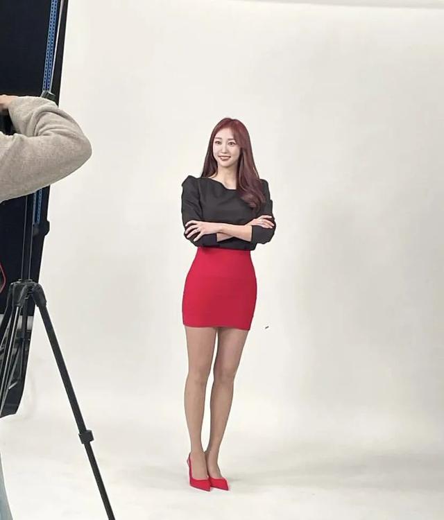 极品美女主持人!黑丝大长腿,太无敌了