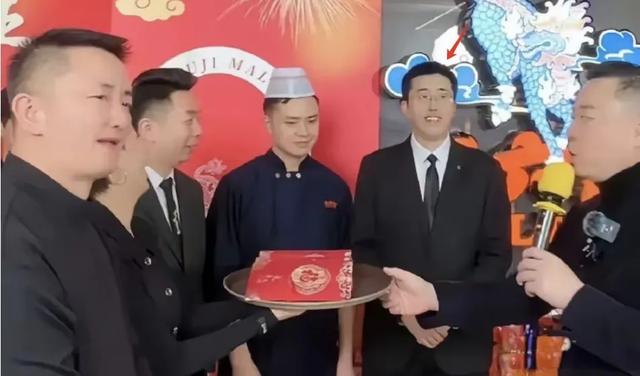 麻六记直播间人气爆棚，张兰日本行程引发热议