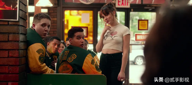 美女主播为得到丰厚奖金,无下限当众掀裙子,在试衣间直播