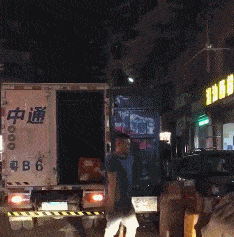 郑凯前女友程晓玥穿紧身裤直播，私处若隐若现，明星也开始擦边