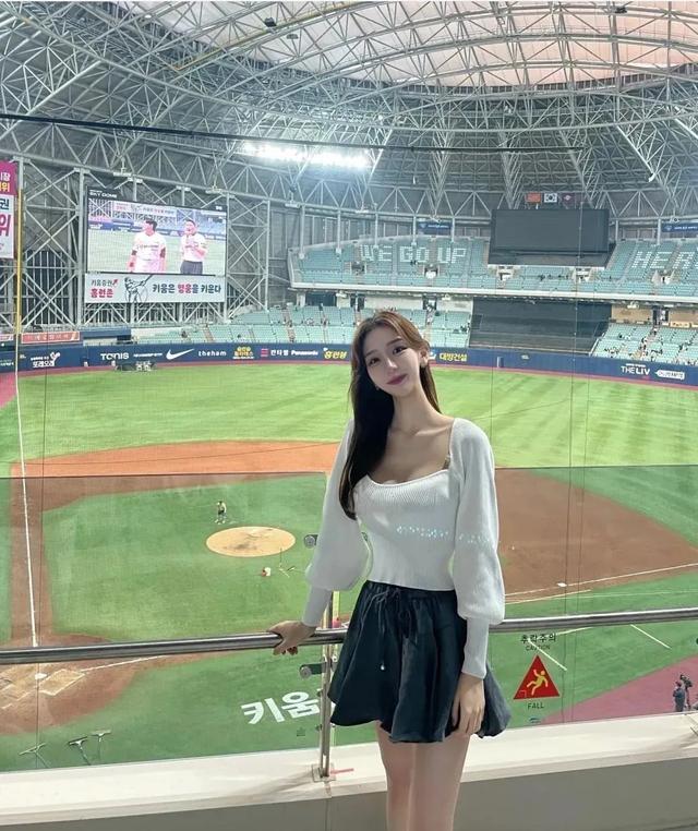 顶级体育女主播!黑丝短裙大长腿!这谁不迷糊啊!