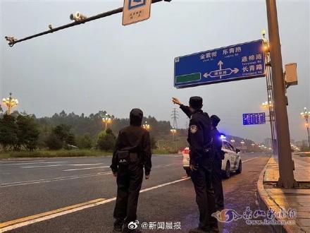 女子马路边直播拒绝司机搭讪后被撞 肇事司机李某涉嫌寻衅滋事,已被拘留