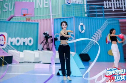 美女阿心在陌陌《燃烧吧！少女》展示高难度动作